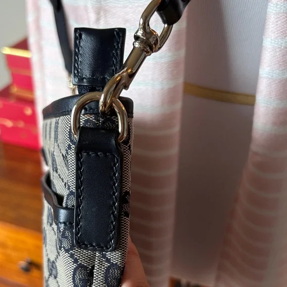 Gucci GG Supreme Sherry Line Messenger Bag - Picture 10 of 16